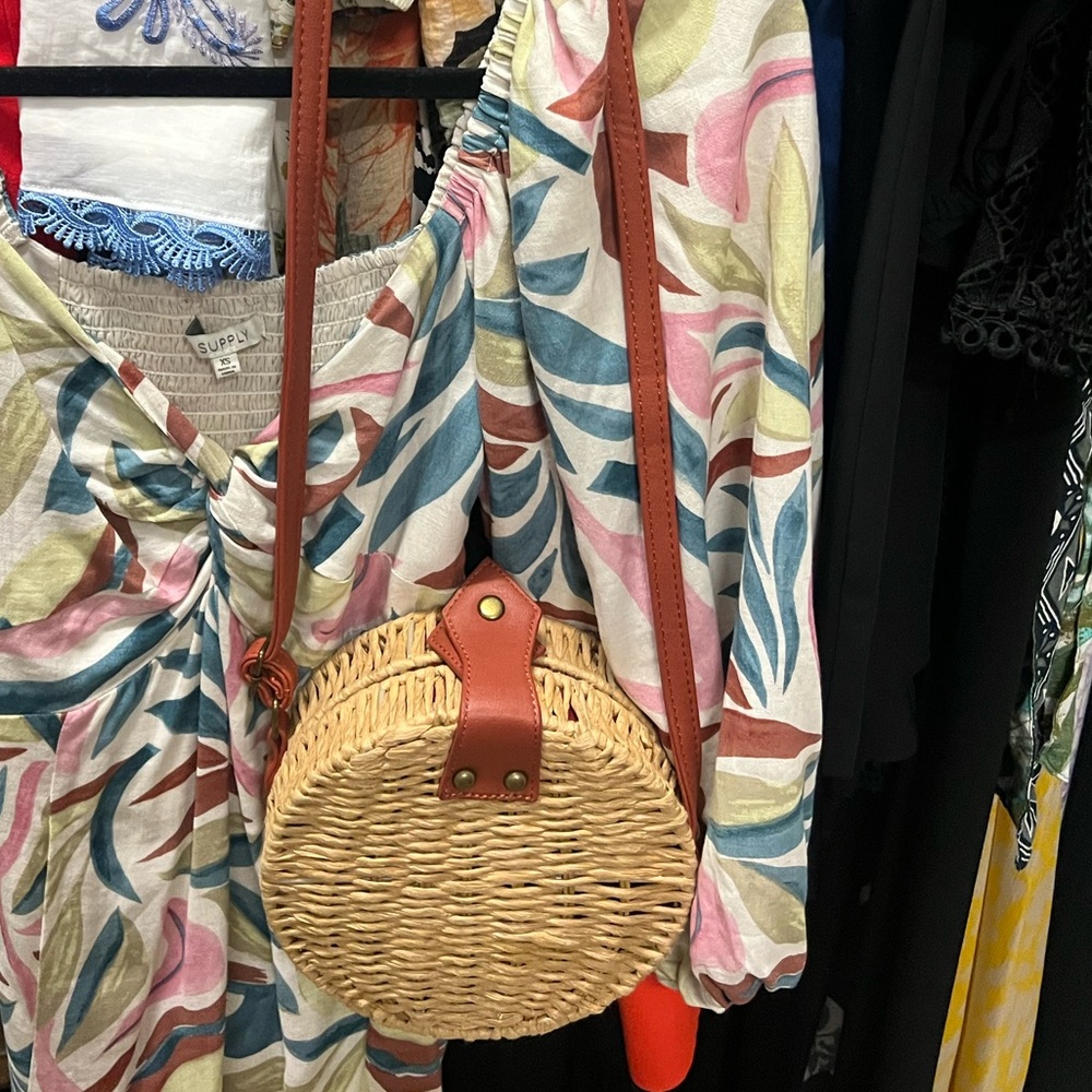 Round Straw Woven Round Bag with Snap Closure